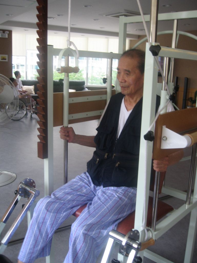 물리치료에 집중하는 어르신~